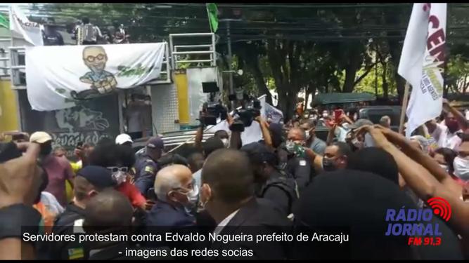 Servidores protestam contra prefeito de Aracaju