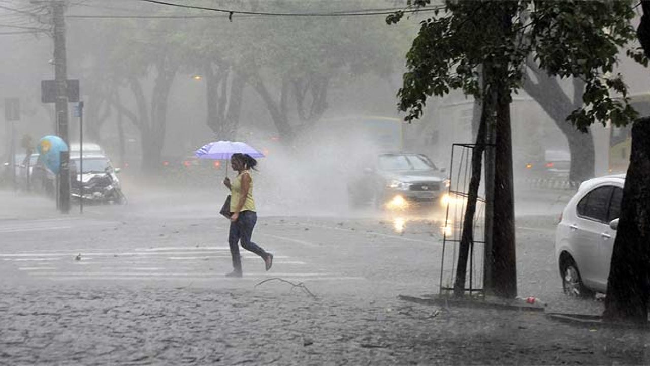 Chuva provoca alagamentos em Aracaju