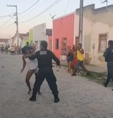 Vídeo – Confusão entre policia e populares no centro de Brejo Grande