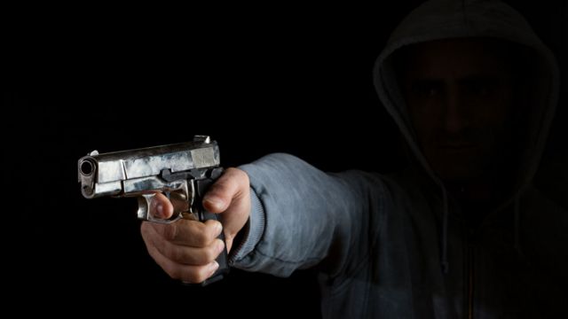 Homem é executado com vários tiros enquanto conversava com uma pessoa no Bairro Luzia