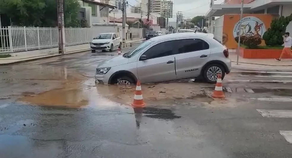 Mais um carro cai em buraco da DESO na zona Sul de Aracaju