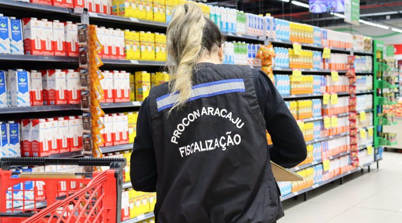 Procon fiscaliza supermercados com atenção à comercialização do leite líquido