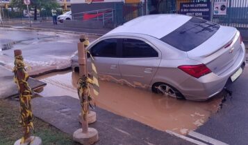 Asfalto cedeu com a chuva e carro cai em buraco na zona sul de Aracaju