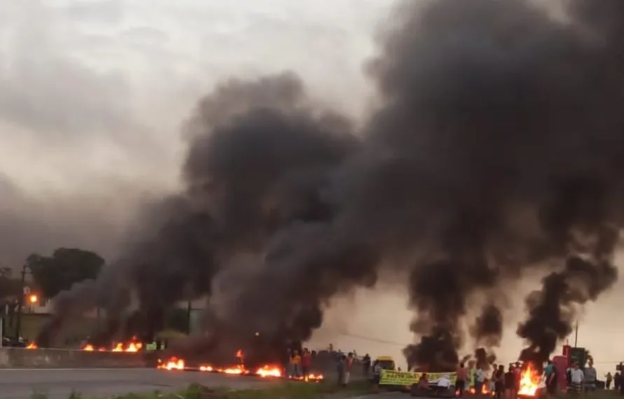 Moradores realizam protesto e fecham BR-101 e queimam pneus em Socorro