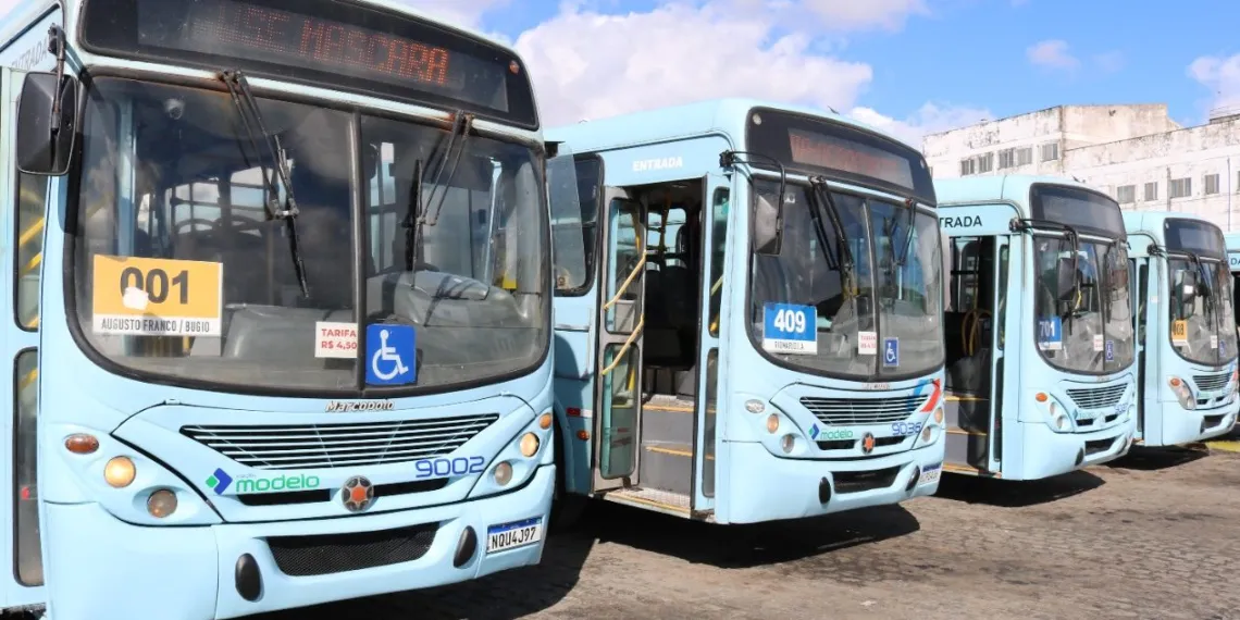 SMTT realiza fiscalização em ônibus da Viação Modelo