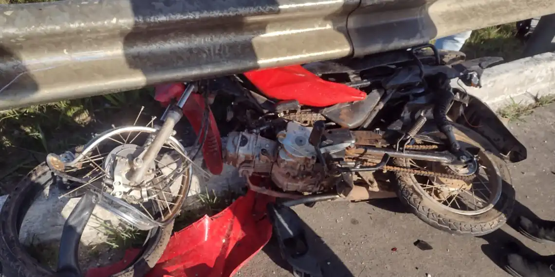 Colisão envolvendo carro e moto deixa duas pessoa feridas – uma em estado grave