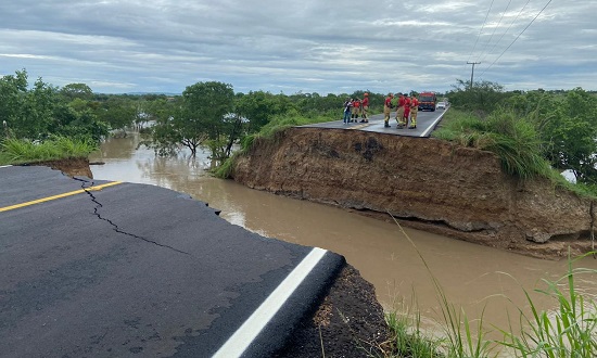Três veículos caem em cratera na rodovia que liga Itabaianinha a Tobias Barreto