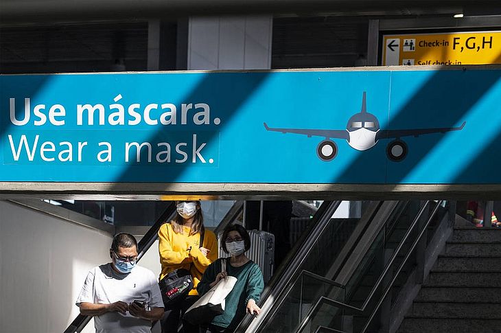 Uso de máscara volta a ser obrigatório em aeroportos e aviões
