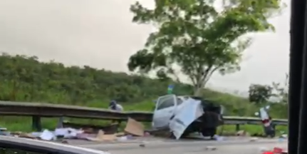 Acidente entre carro de passeio e carreta deixa motorista morto na BR-101