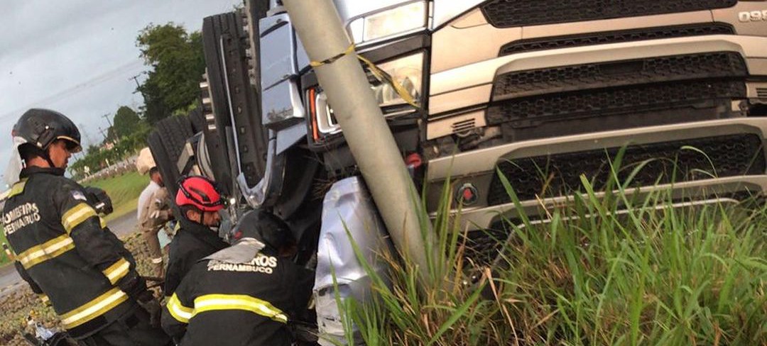 Um caminhoneiro sergipano morreu após sofrer acidente de trânsito, no município de Palmares (PE)