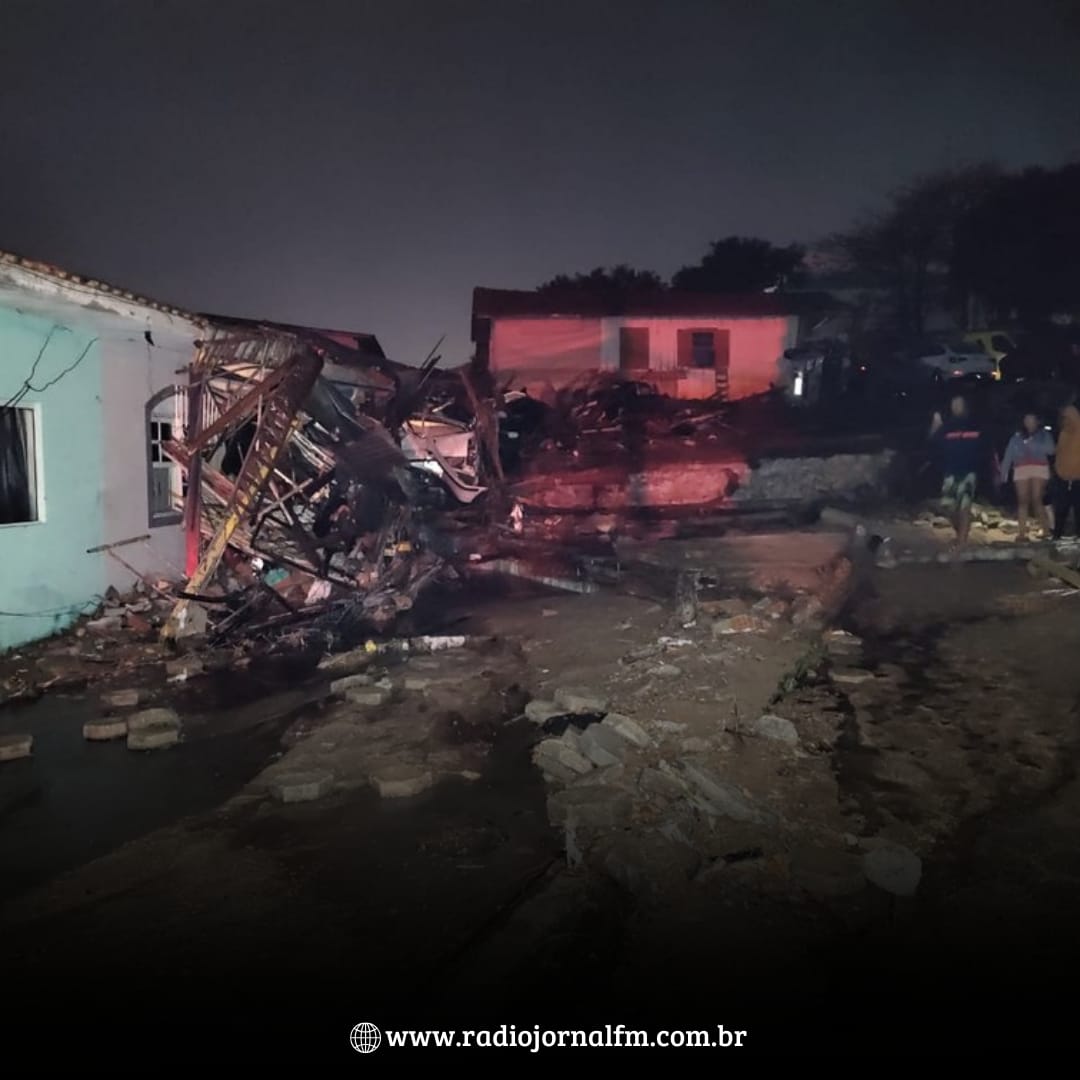 Em Florianópolis, reservatório se rompe e água destrói casas, carros e deixa feridos